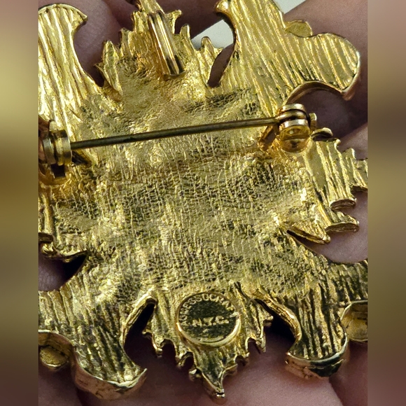 Vintage Accessocraft NYC Gold Tone Green Maltese Cross Brooch pendant estate - Picture 12 of 12